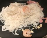 A picture of step 3 of Prawns Egg Rice Noodles.