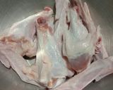 รูปขั้นตอนการทำที่ 1 ของ ปีกเป็ดน่องเป็ดนึ่งสมุนไพร (Steamed Duck Wings and Duck Legs with Herbs)