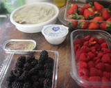 Foto del paso 1 de la receta: Banderillas de fresas y frutos del bosque