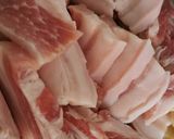 รูปขั้นตอนการทำที่ 1 ของ หมูสามชั้นผัดพริกหวาน