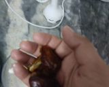 A picture of step 2 of Dates and banana shake.