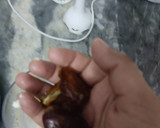 A picture of step 2 of Dates and banana shake.