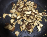Foto del paso 4 de la receta: Tostada de pan con revuelto de setas