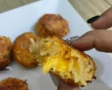 Foto del paso 1 de la receta: Bolitas de papa rellenas de queso y fritas en masa de bacalaitos