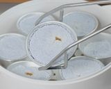 Foto langkah ke 5 dari resep Kue Putu (Bunga Telang) dengan Cetakan.