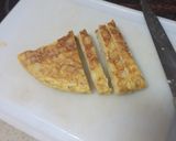 Foto del paso 5 de la receta Bocadillo de tortilla de papas con polvo de cebolla frita y alioli