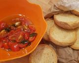 Foto del passaggio 4 della ricetta Friselle pugliesi con pomodoro Pachino