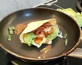 Foto langkah ke 5 dari resep Tortilla Wrap With Smoked Beef And Chicken Burger.