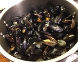 Une image de l'étape 9 de Moules de bouchot au gorgonzola et vin blanc.