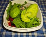 Foto del paso 3 de la receta: Ensalada de aguacate con comida envasada saludable