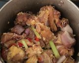 Hình bước làm 1 của món Gà kho xả ớt