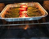 Foto del paso 4 de la receta: Muslo de pollo deshuesado al horno con espárrago triguero y tomate y VIDALIM