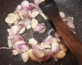 Foto langkah ke 2 dari resep Tumis tulang jambal kecombrang.