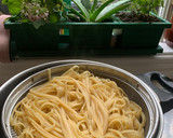 Foto langkah ke 2 dari resep Prawn Fettuccine with Tomato Sauce.