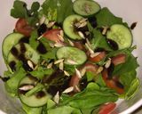 صورة لخطوة 3 من وصفة السلطة الخضراء ببذور دوار الشمس 🥗