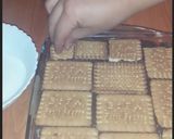 صورة لخطوة 3 من وصفة حلى بارد طبقات البيسكويت وكريمة الشوكولا