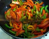 पनीर और कैप्सिकम स्टर फ्राई (Paneer aur capsicum stir fry recipe in Hindi) रेसिपी चरण 3 फोटो