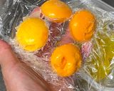 A picture of step 2 of Fried Soft Egg Yolk.