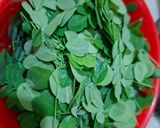 Foto langkah ke 1 dari resep Sayur bening kelor.