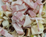 Foto del paso 1 de la receta: Tortilla de patatas,cebolla, bacon y champiñones al horno🔥🥔🥓🍄