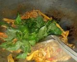 Foto langkah ke 4 dari resep Nasi Bakar Ayam Suwir, Jamur, Kemangi.