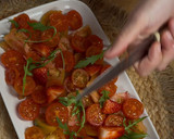 Foto del paso 2 de la receta: Ensalada de fresas, tomates y queso Keos