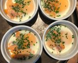 Une image de l'étape 2 de Œuf cocotte au saumon fumé et ciboulette.