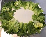 Une image de l'étape 2 de Salade reine des glaces aux tomates roses, oignons nouveaux et fleurs d'ail du jardin.