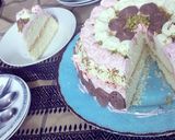 صورة لخطوة 4 من وصفة كيك رائعة وهشة ((طريقةصوص الفراولة لتزين الكيكة))😍