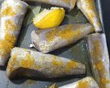 Foto del paso 1 de la receta: Colas de pescadilla al horno y espinacas con ajos