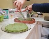 Hình bước làm 6 của món Matcha crepe cake😋 (Bánh matcha ngàn lớp)