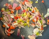 Foto del paso 2 de la receta: Pollo sazonado al estilo fajitas con arroz