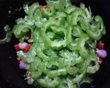 Foto langkah ke 3 dari resep Tumis Pare Bawang & Bakso.