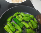 Foto del paso 2 de la receta: Pollo al curry rojo con cacahuete y pimiento verde 🌶