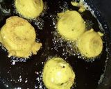 A picture of step 4 of Aloo bonda.