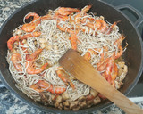 Foto del paso 5 de la receta: Ous trencats amb gules, sèpia i gamba vermella