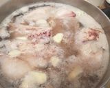 Foto langkah ke 1 dari resep Ayam goreng bawang dan kaldu.