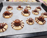 Foto del paso 8 de la receta: Arañas Halloween de galletitas y bombones 🕷️🕸️🕷️