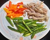 A picture of step 1 of Stir-Fried Pork Stomach with Asparagus and Sweet Peppers.