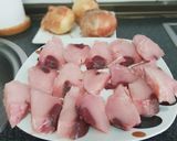 Foto del paso 1 de la receta: Bonito en salsa de cebolla con guisantes