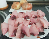 Foto del paso 1 de la receta: Bonito en salsa de cebolla con guisantes