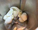 Foto del paso 1 de la receta Salsa clásica para Patatas Bravas. Usando Mambo de Cecotec