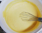 Foto del paso 2 de la receta: Disco de bizcocho con natillas, virutas de chocolate y whisky