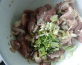 Hình bước làm 2 của món Thịt lợn xào giá đỗ