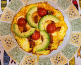 Foto del paso 5 de la receta: Tortilla abierta con quesos, sobrasada, cherrys y aguacate