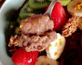 Kakaós zabkása gyümölcsökkel, granolával, mézzel és virágporral recept fázis 4 fotója