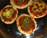 صورة لخطوة 8 من وصفة بيتزا وفطائر اللحم 😋