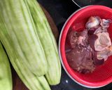 Hình bước làm 1 của món Lòng gà xào mướp