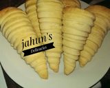 A picture of step 4 of Cream cones.