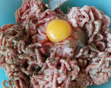Foto del paso 1 de la receta: Albóndigas en salsa de tomate con pimientos